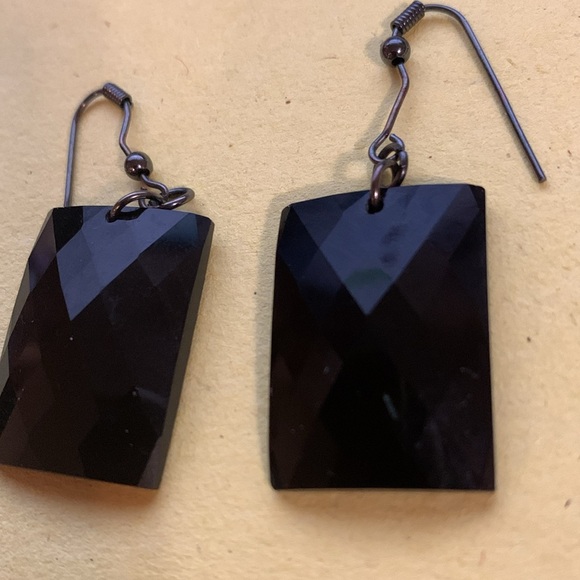 Beautiful spsrkle on these black earrings - Picture 2 of 4